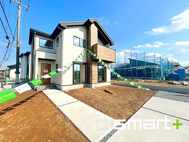 〜モダンな印象の外観〜 ・木目調の外壁アクセントは幅広いテイストにマッチし、住まいに温かみを与えてくれる人気のデザイン。 ・見た目に重厚感が生まれ、高級感のある仕様となっております。