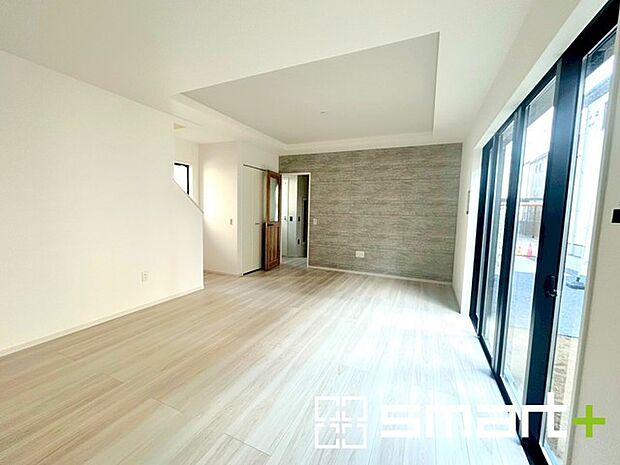 〜穏やかな陽の入るＬＤＫ〜 ・大きな窓のあるＬＤＫは陽当りも良好で明るい空間となっております。 ・ご家族団らんなど過ごす時間の多いＬＤＫが明るいのは嬉しいポイントですね。 