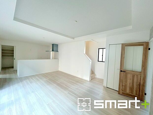 〜折り上げ天井のあるＬＤＫ〜 ・一部天井を高くする折り上げ天井を配する事で縦への空間が生まれ、開放感のある広々とした仕様に。 ・ぜひ現地でその魅力をご体感くださいませ。 