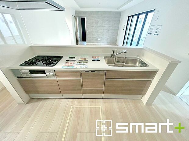 〜人気のカウンターキッチン〜 ・キッチンには余計な柱が無いので、リビングが見渡せ開放感のある造りとなっております。 ・蛇口には浄水器が内蔵されるなど機能面でも優れたキッチンです。 