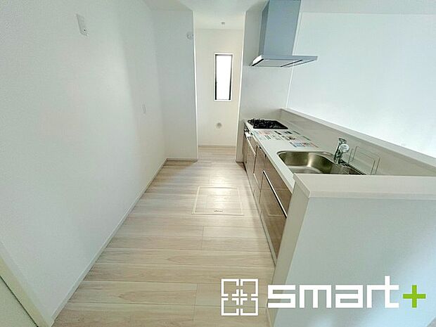 〜使い勝手の良いシステムキッチン〜 ・料理がしやすい設計のキッチンでお料理もはかどりますね。 ・もちろんキッチン下部は収納になっておりますので、フライパンなども収納可能です。 