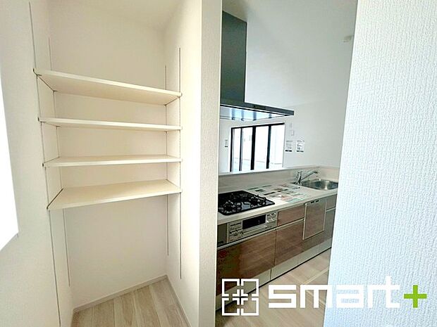 〜パントリーのあるお住まい〜 ・キッチン横にパントリー（食糧庫）をご用意。買い溜めした食材などはもちろん、ティッシュなどの置場としてもご利用いただけます。 ・ぜひ現地でご確認くださいませ。 