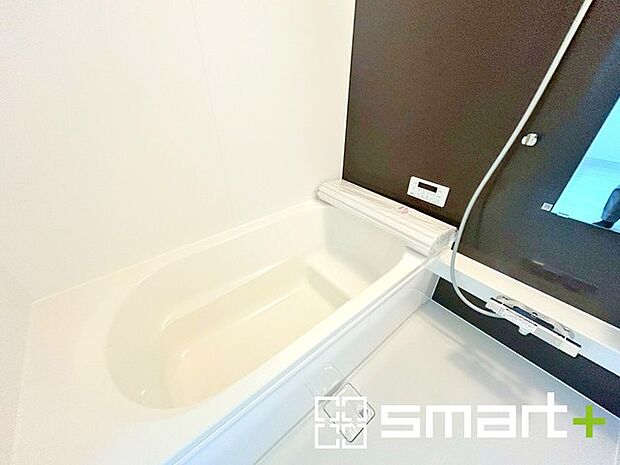 〜浴室乾燥機付きの浴室〜 ・浴室には乾燥機が付いているので雨の日でも洗濯物を干すことが可能です。 ・水はけの良い床材など機能面も充実。マイクロバルなどオプションもご相談くださいませ。 