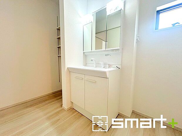 〜収納も充実の洗面所〜 ・洗面所にはリネンスペースを設ける事でタオルや洗剤などの置場にも困りません。 ・意外とリネンスペースがある物件は少ないので、ぜひ現地でその魅力をご確認ください。 