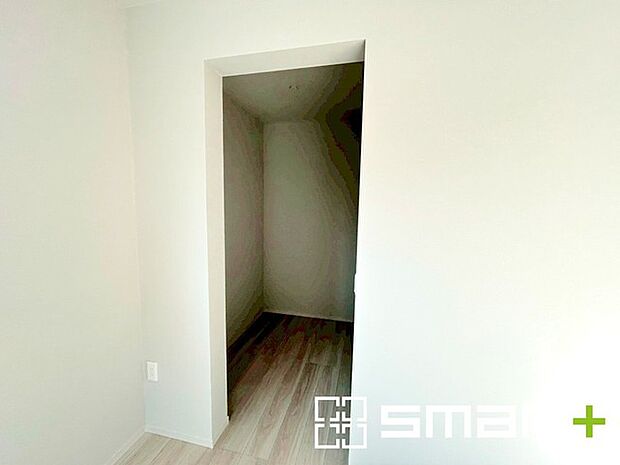 〜憧れのウォークインクローゼット〜 ・居室にウォークインを設ける事で季節ものや趣味の用具などもスッキリと収納可能です。 ・ぜひ現地でその便利さをご体感くださいませ。 