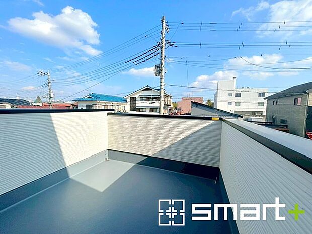 〜ワイドバルコニーを採用〜 ・奥行きがあり使いやすいワイドバルコニー、洗濯物はもちろん ちょっとしたガーデニングやチェアを置いてくつろぎスペースとしても活躍します。