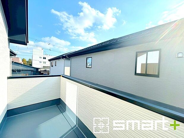 〜洗濯物も干しやすいバルコニー〜 ・バルコニーには物干し竿受けが標準装備されております。 ・テラス屋根等のオプションもお気軽にご相談くださいませ。 