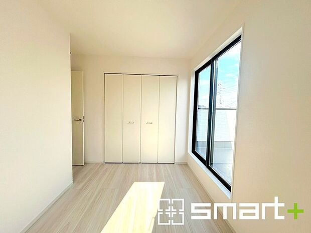 〜2面採光の明るいお部屋〜 ・洋室は2面採光とする事で穏やかな陽の入る明るい空間となっております。 ・くつろぎのプライベート時間を明るい空間で穏やかにお過ごしいただけます。 