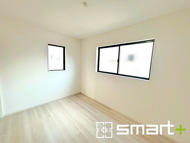 〜自然な風合いの洋室〜 ・ナチュラルな色彩で纏められた洋室は家具のコーディネートもしやすくなっております。 ・どんな家具にするか考えるだけでも楽しくなってきますね。 