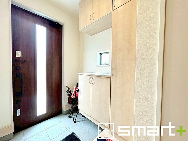 〜穏やかな陽の入る玄関〜 ・玄関ドアのガラス部分に加えてシューズボックスの間に窓を設ける事で穏やかな陽の入る玄関に。 ・ご家族やご来客を明るい空間で出迎えてくれます。