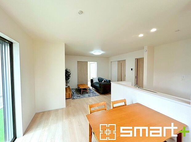 〜穏やかな陽の入るＬＤＫ〜 ・穏やかな陽だまりに包まれる居心地の良いＬＤＫは、ご家族が自然と集まる憩いのスペースに。 ・料理と洗濯、片付けなど並行して家事を進める時に便利な回遊動線。 