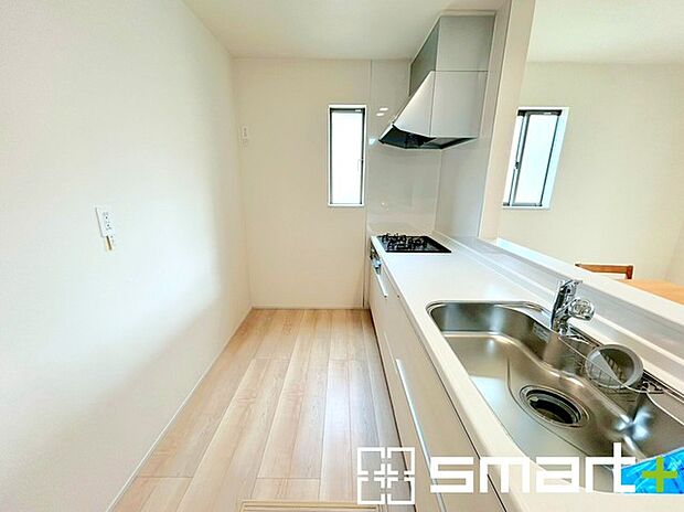 〜使い勝手の良いシステムキッチン〜 ・料理がしやすい設計のキッチンでお料理もはかどりますね。 ・もちろんキッチン下部は収納になっておりますので、フライパンなども収納可能です。 