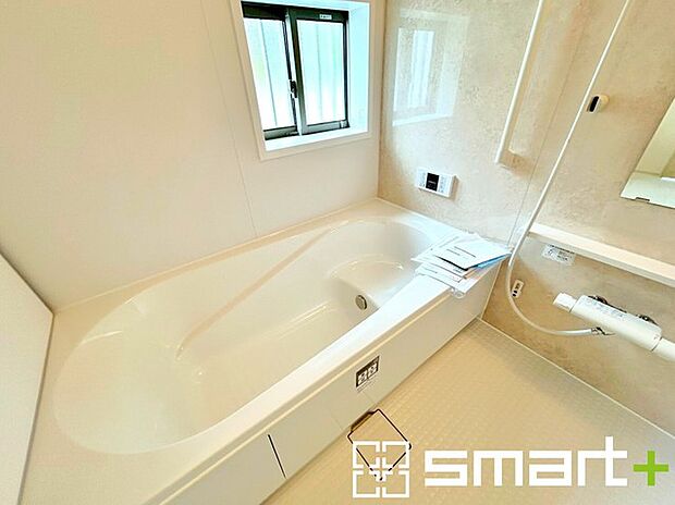 〜浴室乾燥機付きの浴室〜 ・浴室には乾燥機が付いているので雨の日でも洗濯物を干すことが可能です。 ・水はけの良い床材など機能面も充実。マイクロバルなどオプションもご相談くださいませ。 