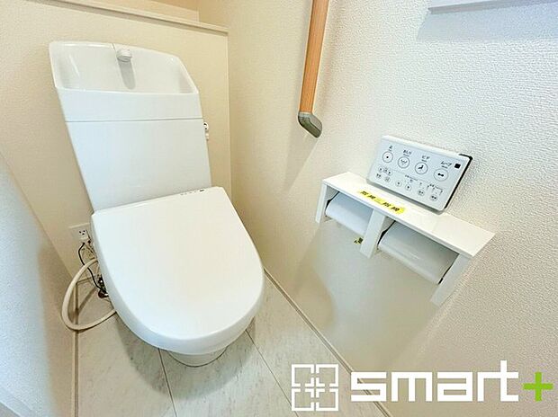 〜窓付きの明るいトイレ〜 ・清潔感あるシャワートイレ。窓があるので換気もしやすく快適ですね。 ・背面にある棚はトイレットペーパーなどの置き場や飾り棚としても利用できますね。