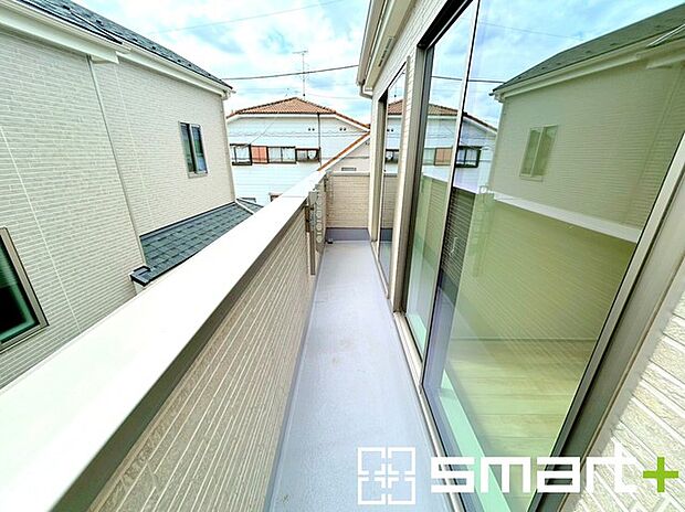 〜洗濯物も干しやすいバルコニー〜 ・陽当たり良好な南側のバルコニーは2部屋から出入りができて毎日のお洗濯も快適。 ・テラス屋根等のオプションもお気軽にご相談くださいませ。 