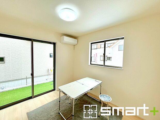 〜リビング横の洋室〜 ・リビングに開放感をプラスしてくれる洋室はお子様のプレイルームやお昼寝、趣味のお部屋など、用途様々。 ・収納付きで2面採光の明るい空間が広がります。