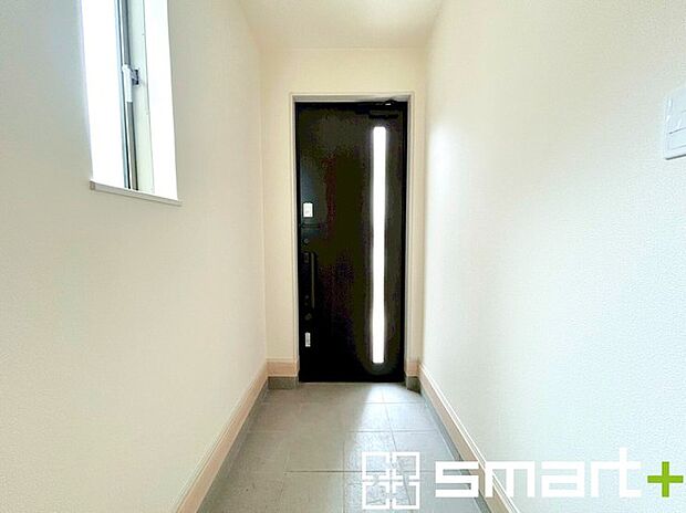 〜穏やかな陽が入る玄関〜 ・窓に加えて玄関ドアのガラス部分からも穏やかな陽が入り、明るい玄関になります。 ・備え付けのシューズボックスはたっぷりしまえて玄関がスッキリ片付きますね。 