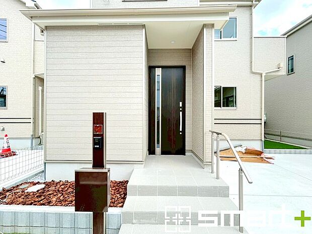 〜お住まいの顔「玄関」〜 ・玄関ドアの上にはもちろん軒がございますので、雨の日でも濡れずに鍵の開閉が可能です。 ・鍵は防犯性に優れたディンプルキーを採用。 