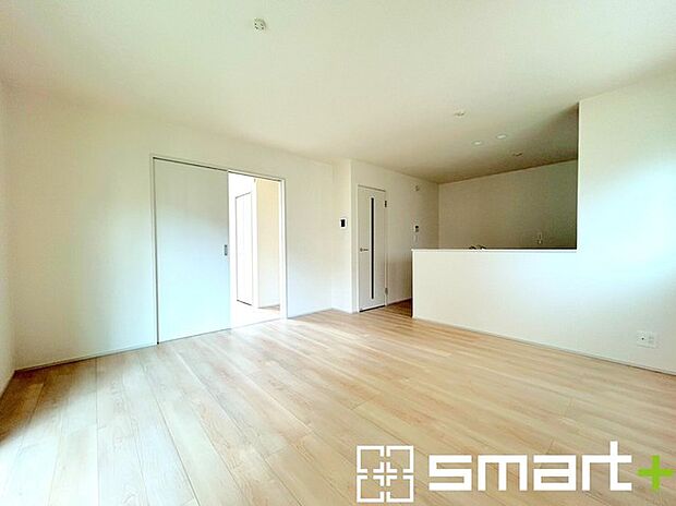 〜家族団らんにピッタリの広々リビング〜 ・穏やかな陽だまりに包まれる居心地の良いＬＤＫは、ご家族が集まる憩いのスペースに。 ・隣接の洋室を続き間として利用すれば20帖超の広々空間になります。 