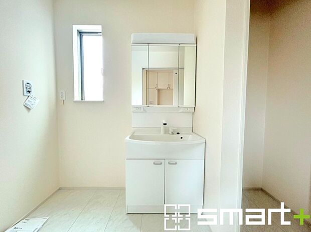 〜明るい洗面スペース〜 ・窓から明るい陽が入るので、気持ちよく朝の支度ができますね。 ・使い勝手の良い三面鏡タイプのシャワー付き洗面化粧台。鏡の裏に収納があるので洗面台周りもスッキリ。