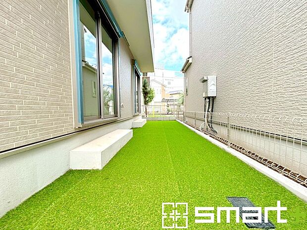 〜人工芝のある綺麗なお庭〜 ・標準で人工芝を敷設しておりますので、見た目にも綺麗なお庭となっております。 ・人工芝の場合雑草が生えてこず、管理が楽なのも嬉しいポイントです。 