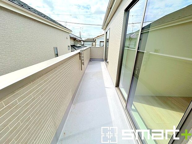 〜洗濯物も干しやすいバルコニー〜 ・陽当たり良好な南側のバルコニーは2部屋から出入りができて毎日のお洗濯も快適。 ・テラス屋根等のオプションもお気軽にご相談くださいませ。