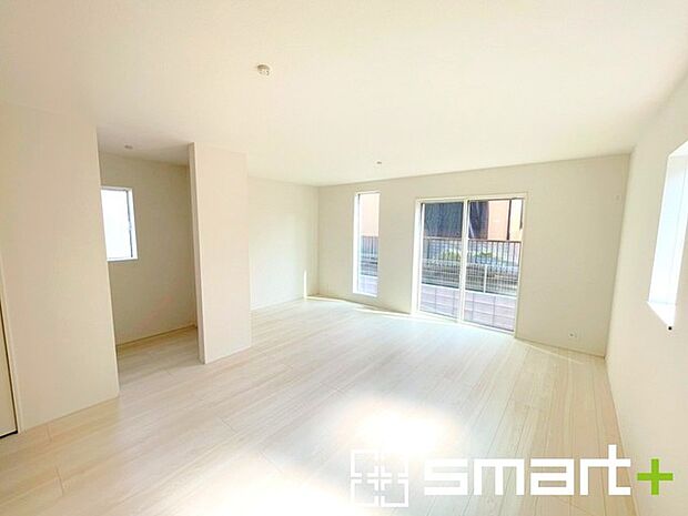 〜穏やかな陽の入るＬＤＫ〜 ・大きな窓のあるＬＤＫは陽当りも良好で明るい空間となっております。 ・ご家族団らんなど過ごす時間の多いＬＤＫが明るいのは嬉しいポイントですね。 