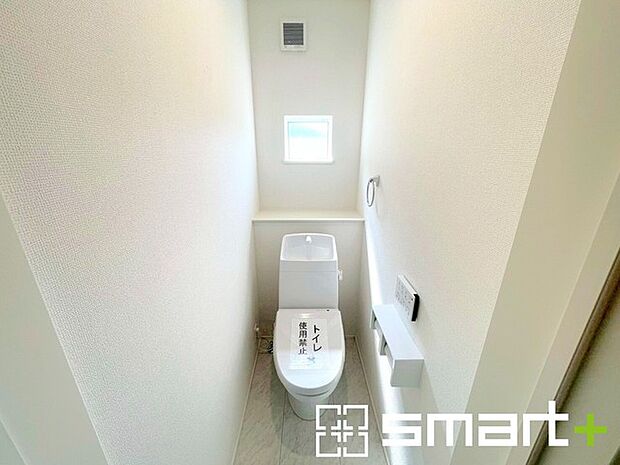 〜窓付きの明るいトイレ〜 ・清潔感あるシャワートイレ。窓があるので換気もしやすく快適ですね。 ・背面にある棚はトイレットペーパーなどの置き場や飾り棚としても利用できますね。