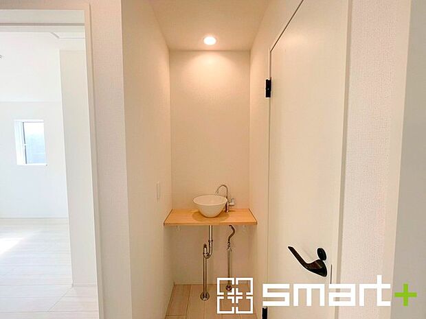 〜2階にも洗面スペース〜 ・便利な洗面スペースが2階にもあるのは嬉しいですね。 ・手洗いうがいはもちろん、お掃除などにも便利です。