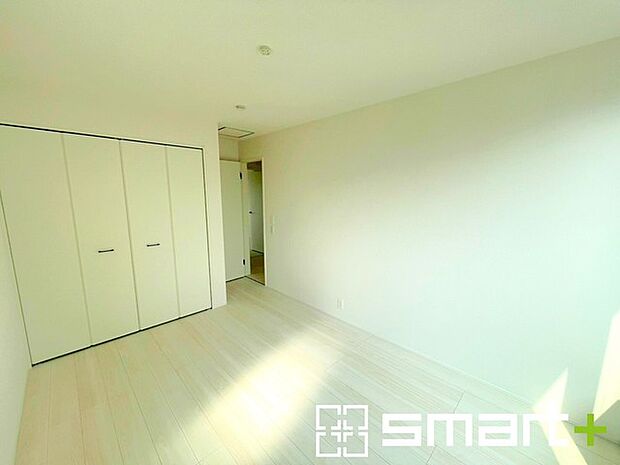 〜バルコニーに面した洋室〜 ・バルコニー側の大きな窓から穏やかな陽が差し込む明るい洋室。 ・たっぷりの収納スペースで整理整頓しやすく、生活空間が広がりますね。