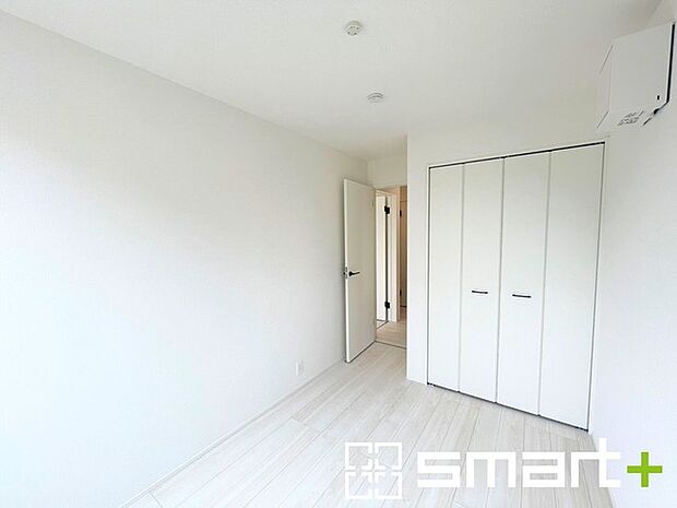 〜収納豊富な洋室〜 ・各居室に備え付けの収納をご用意。タンスなどを置く場合と比べ出っ張らないので部屋の中を有効のご活用いただけます。 ・収納の広さなどぜひ現地でご確認くださいませ。 