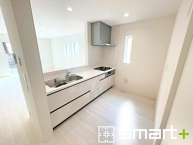 〜人気のカウンターキッチン〜 ・キッチンは人気のカウンタータイプを採用。「ご家族の顔が見える」造りです。 ・汚れの付きづらい天板、水はけの良いシンクなど機能面でも充実の仕様。