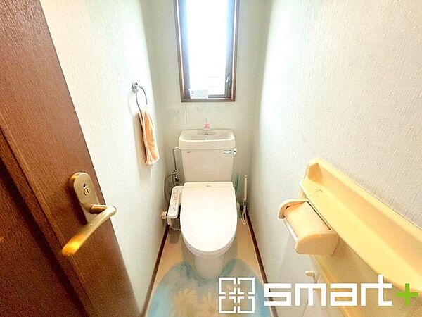 ～やはり便利なタンク式トイレ～ ・最近はタンクレストイレもございますが、タンク式の場合は停電時もお水を流すことが可能。 ・故障時なども比較的費用が安くなるなど、メリットが多くなります。