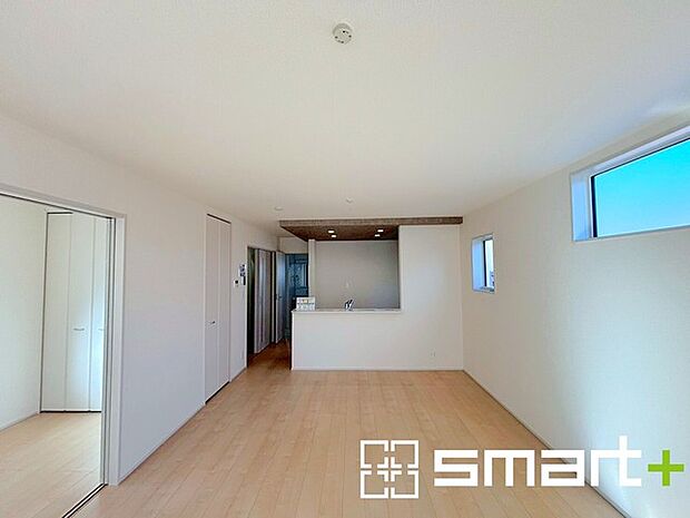 〜窓からはたっぷりの陽光〜 ・穏やかな陽だまりに包まれる居心地の良いＬＤＫは、ご家族が自然と集まる憩いのスペースに。 ・料理と洗濯、片付けなど並行して家事を進める時に便利な回遊動線。