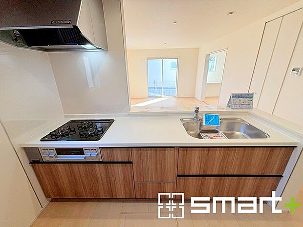 〜人気のカウンターキッチン〜 ・キッチンには余計な柱が無いので、リビングが見渡せ開放感のある造りとなっております。 ・蛇口には浄水器が内蔵されるなど機能面でも優れたキッチンです。 