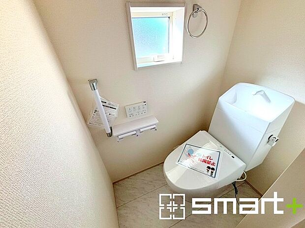 〜窓付きの明るいトイレ〜 ・外からの日差しを取り込むので、昼間は窓からの光で十分ですね。 ・使用後や掃除の際に窓を開ければ、外からの新鮮な空気を取り込み素早く換気ができます。 