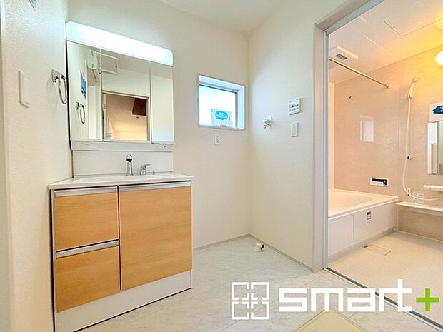 〜明るい洗面スペース〜 ・窓から明るい陽が入り、気持ちよく朝の支度ができますね。 ・使い勝手の良い三面鏡タイプのシャワー付き洗面化粧台。鏡の裏に収納があるので洗面台周りもスッキリ。 