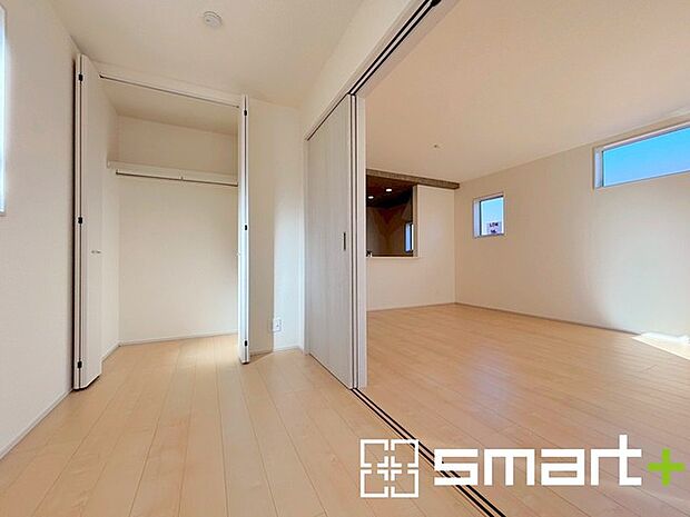 〜リビング横の洋室〜 ・リビング横には開放感をプラスしてくれる洋室。収納スペース付きで寝室にもお使いいただけます。 ・お子様のプレイルームやお昼寝、趣味のお部屋など、用途様々ですね。 