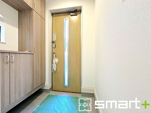 〜穏やかな陽の入る玄関〜 ・玄関ドアのガラス部分に加えてシューズボックスの間に窓を設ける事で穏やかな陽の入る玄関に。 ・ご家族やご来客を明るい空間で出迎えてくれます。 