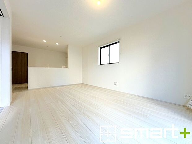 〜穏やかな陽の入るＬＤＫ〜 ・大きな窓のあるＬＤＫは陽当りも良好で明るい空間となっております。 ・ご家族団らんなど過ごす時間の多いＬＤＫが明るいのは嬉しいポイントですね。 