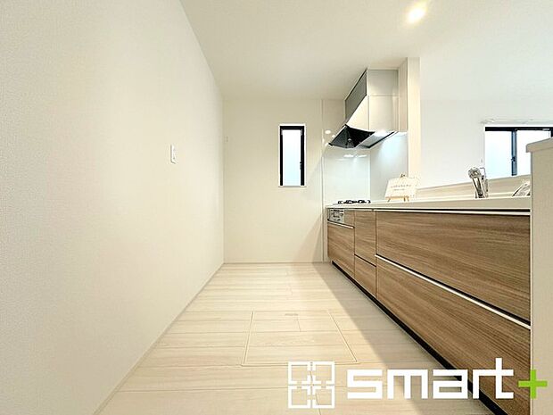 ~使い勝手の良いシステムキッチン~ ・料理がしやすい設計のキッチンでお料理もはかどりますね。 ・もちろんキッチン下部は収納になっておりますので、フライパンなども収納可能です。