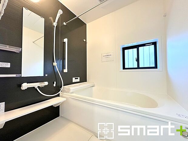 〜浴室乾燥機付きの浴室〜 ・浴室には乾燥機が付いているので雨の日でも洗濯物を干すことが可能です。 ・水はけの良い床材など機能面も充実。マイクロバルなどオプションもご相談くださいませ。 