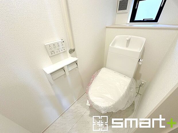 ~やはり便利なタンク式トイレ~ ・最近はタンクレストイレもございますが、タンク式の場合は停電時もお水を流すことが可能。 ・故障時なども比較的費用が安くなるなど、メリットが多くなります。