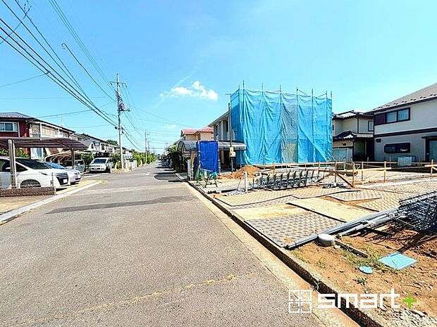 〜十分な広さのある前面道路〜 ・前面道路は約6ｍございますので、お車でのすれ違いも楽々で余計なストレスがかかりません。 ・日々お車での移動が多い方には大切なポイントですね。 