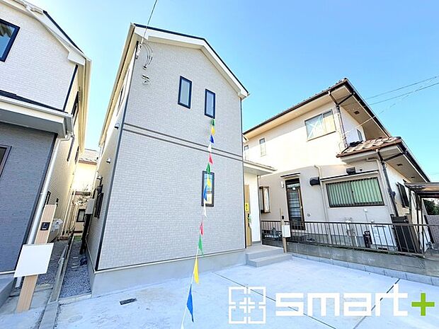 ~閑静な住宅街の立地~ ・周辺は閑静な住宅街となっておりますので、静かな暮らしをご実現いただけます。 ・前面道路の交通量も多くないので、小さなお子様がいるご家庭でもご安心ですね。