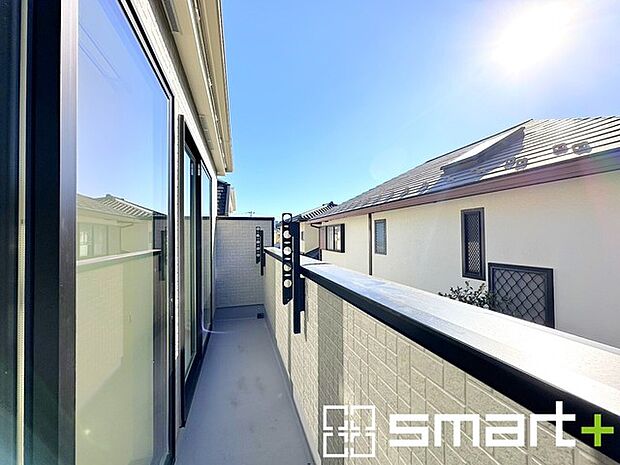 〜洗濯物も干しやすいバルコニー〜 ・バルコニーには物干し竿受けが標準装備されております。 ・テラス屋根等のオプションもお気軽にご相談くださいませ。 