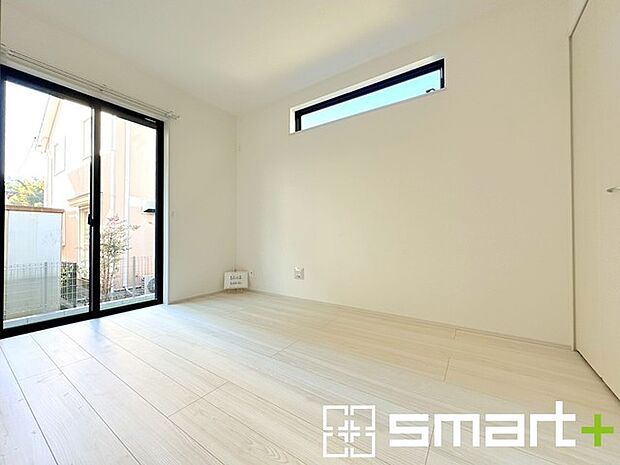 ~リビング横の4.68帖の洋室~ ・ナチュラルな色彩で纏められた洋室は家具のコーディネートもしやすくなっております。 ・どんな家具にするか考えるだけでも楽しくなってきますね。