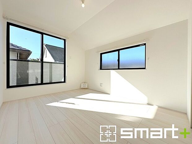 ~2面採光の明るいお部屋~ ・洋室は2面採光とする事で穏やかな陽の入る明るい空間となっております。 ・くつろぎのプライベート時間を明るい空間で穏やかにお過ごしいただけます。