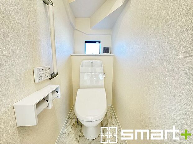 〜窓付きの明るいトイレ〜 ・清潔感あるシャワートイレ。窓があるので換気もしやすく快適ですね。 ・背面にある棚はトイレットペーパーなどの置き場や飾り棚としても利用できますね。