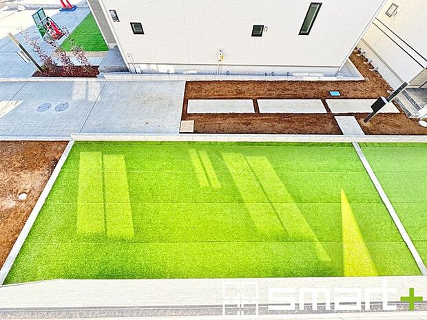 〜人工芝のある綺麗なお庭〜 ・標準で人工芝を敷設しておりますので、見た目にも綺麗なお庭となっております。 ・人工芝の場合雑草が生えてこず、管理が楽なのも嬉しいポイントです。 